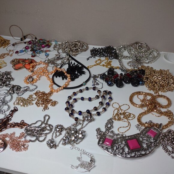 Lot Of Over 40 Necklaces - Picture 14 of 16